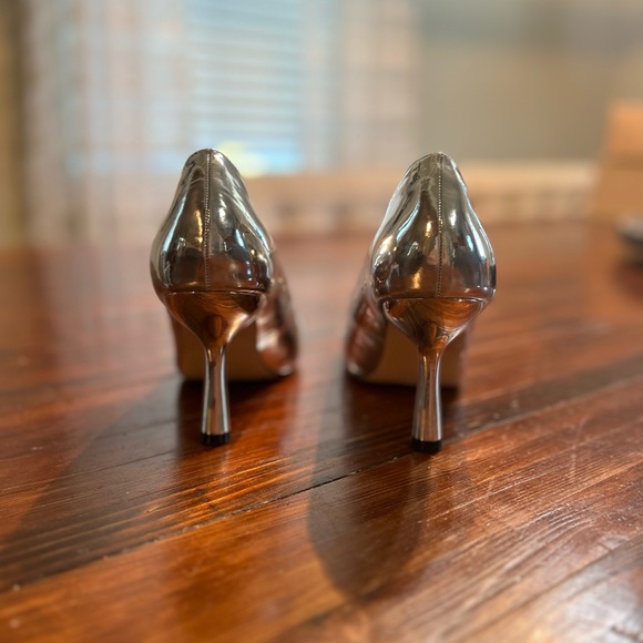 Beautiful silver patent leather heel with large diamond rhinestone embellishment - Picture 9 of 9